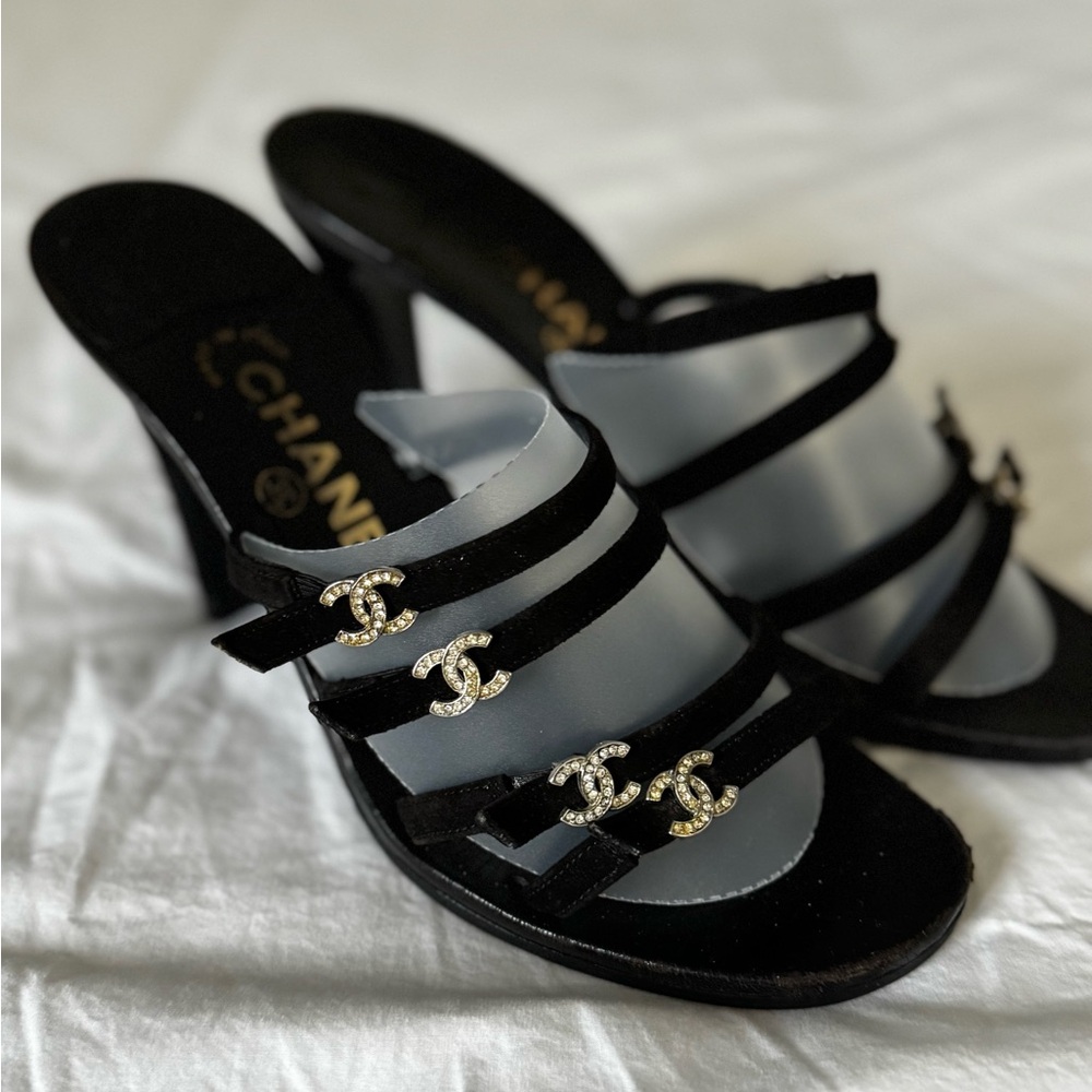 💯CHANEL Black Sandals with CC Logo Accents - Picture 2 of 9